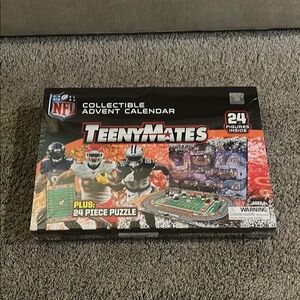 NFL TeenyMates Collectible Advent Calendar, 24 figurines!